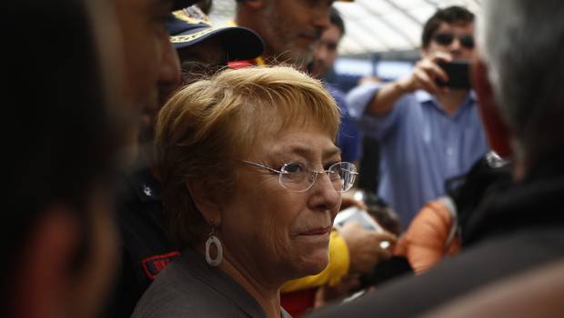 Presidenta Bachelet en balance por incendios: "No hay zonas habitacionales en riesgo por el fuego" → bit.ly/2jKQbnm