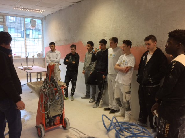 Vandaag zijn onze mannen op pad om een training 'werken met een gipsspuitmachine' te geven aan de jongeren bij Traubstuc in Den Haag!