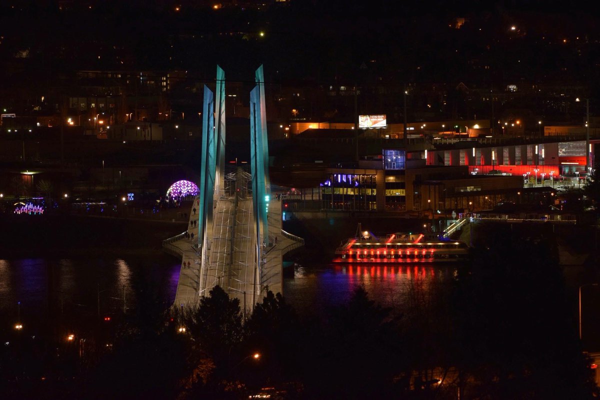 GlaryRandy's tweet photo. What A Light Show on The River These Days.Some Thing For Every one ,o๐๐๐ปTilicum Crossing is A Big Draw.#world #tilicum #bridges #pdxtraffic https://t.co/IMlV1xVXbs