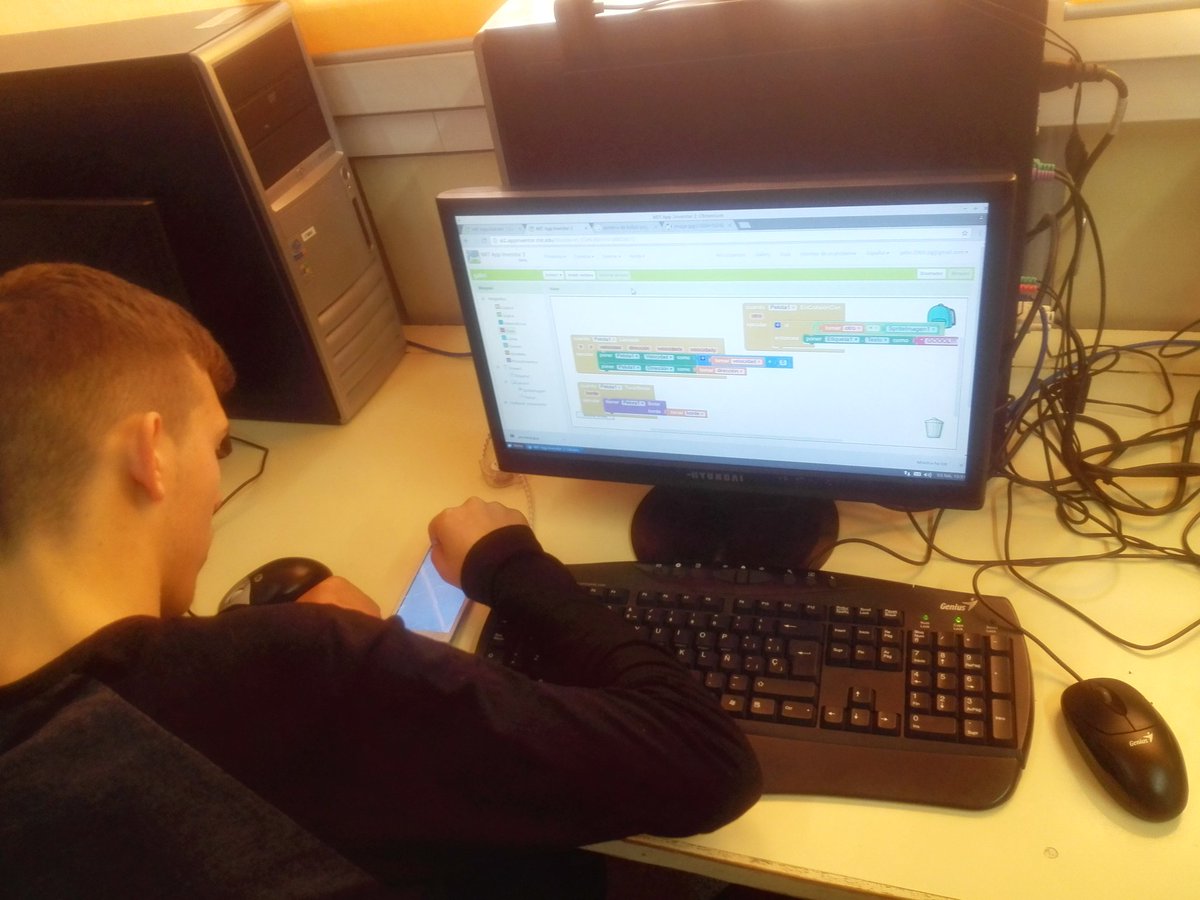 pep_oliveras's tweet photo. Avui taller de creació de apps per Android amb els joves de la UEC @omniamarianao @FMarianao #InnovacióDigital #moTICvació https://t.co/yeRvyzoAgm