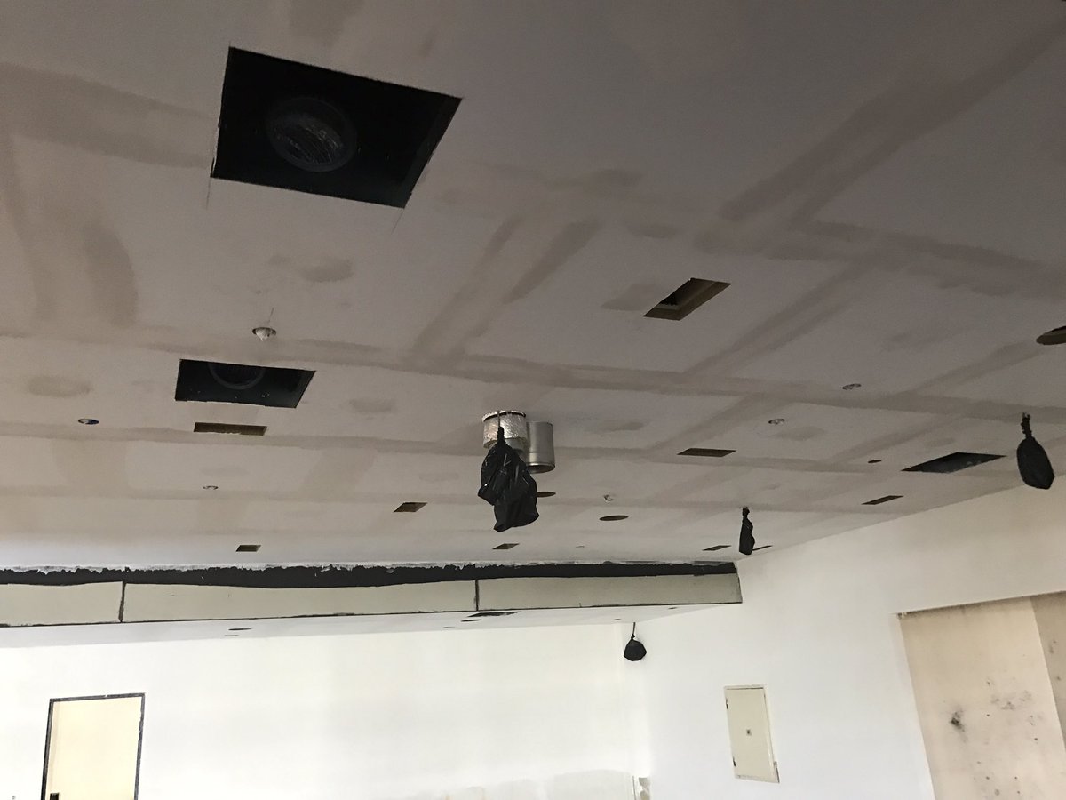 AvantiSysteem's tweet photo. Onze vakmannen zijn hier ook weer bijna klaar met een @RockfonBNL MONO plafond van 350m2 in een hotel bij Schiphol https://t.co/Zwz3Vz43Hp