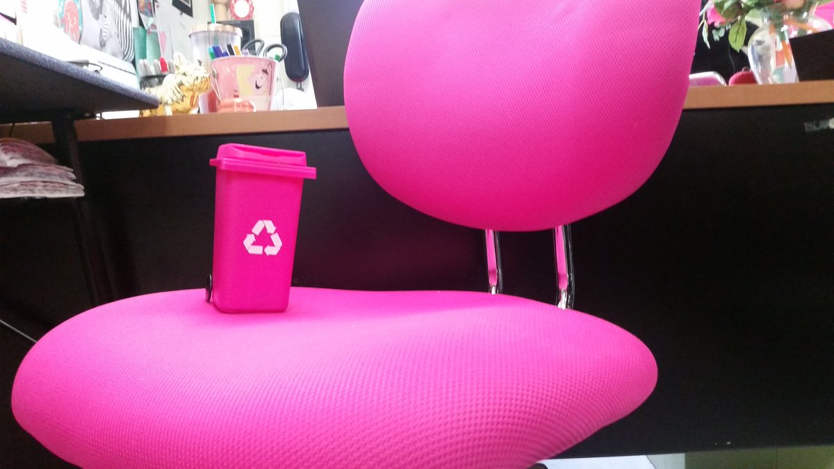 MsCarrMathStar's tweet photo. A perfectly-matching new desk caddy from a sweet student... she obviously knows I'm obsessed with recycling #pinkisthenewgreen? #teacherlove https://t.co/H8vWRID2b9