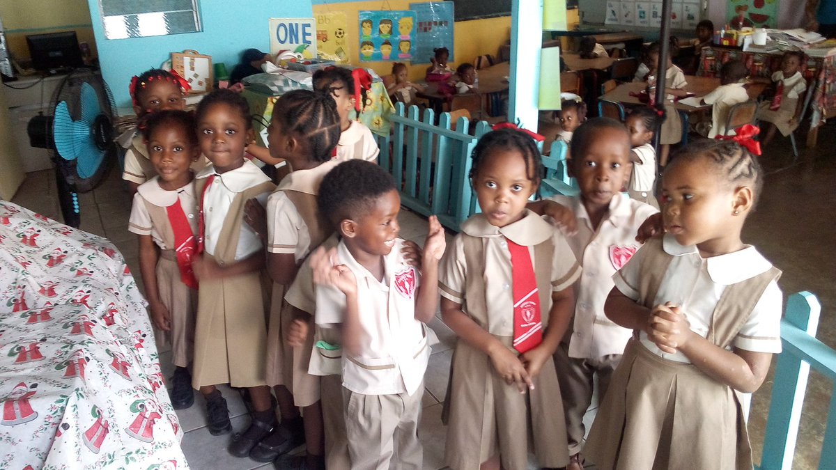 GillianRiley2's tweet photo. #excited as they lined up to get their books https://t.co/xUcT4djtVF
