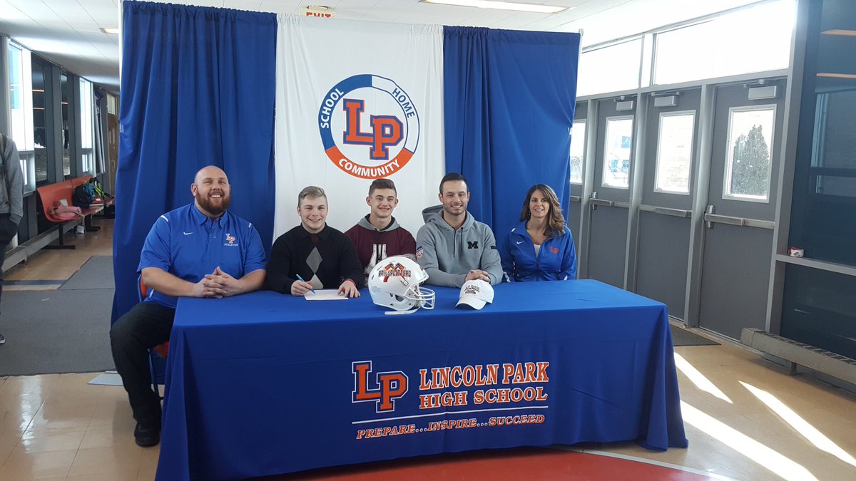 LpFootballRails's tweet photo. Congrats @probujaki77  and @_ItsFerrell  on signing with the Alma Scotts football program. https://t.co/onRt0CtrPY