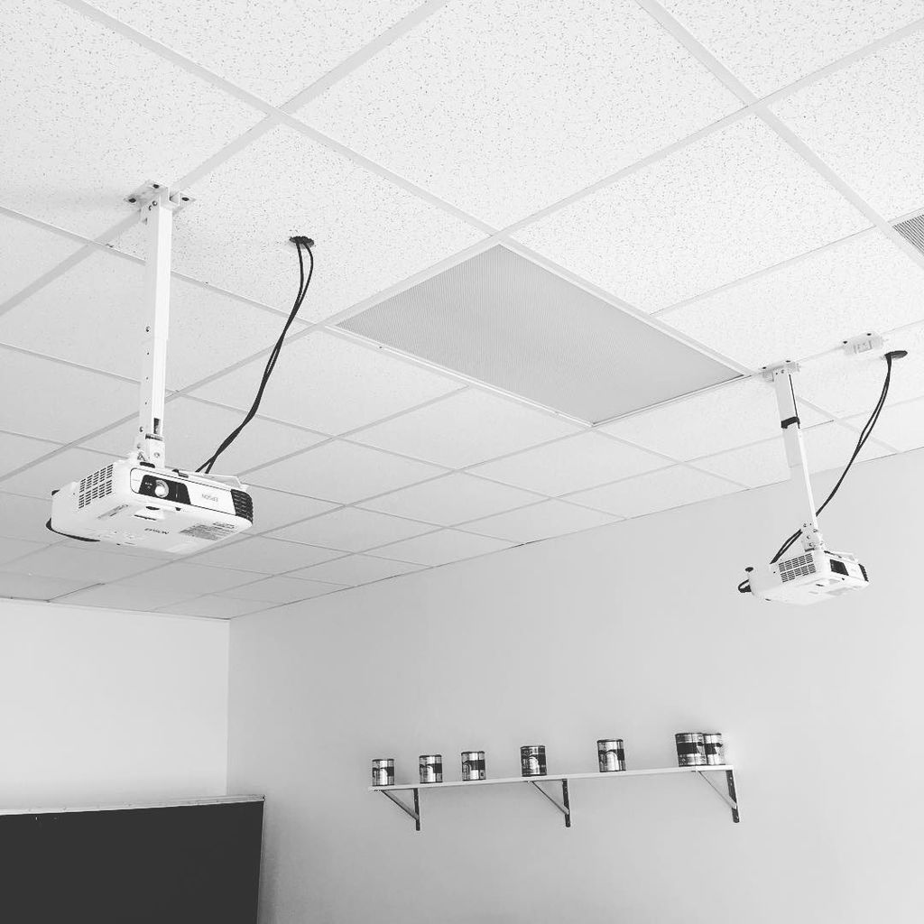 Visible_Vitrum's tweet photo. Projectors at work! https://t.co/7cbnOtLDTM https://t.co/Cu7G932FJy