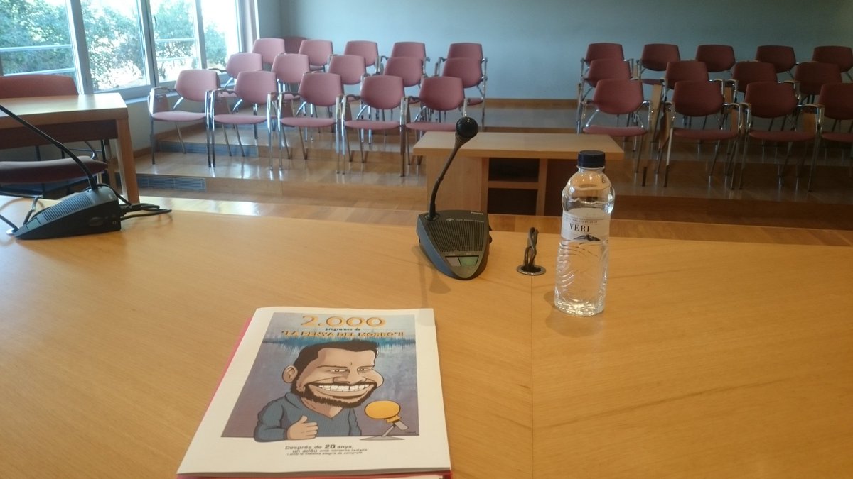 Ja estem a la #SaladePlens de <a href="/santjustcat/">santjustcat</a>!! Comencem a les 17.00!! #nervis #LPM2000