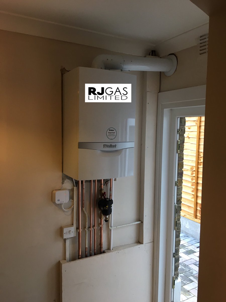 RJ_GAS's tweet photo. Replaced a old customers @vaillantuk boiler today, turned out my dad fitted it the same year I was born.. #familybusiness #40plusyears https://t.co/r6nNt2HY2Z