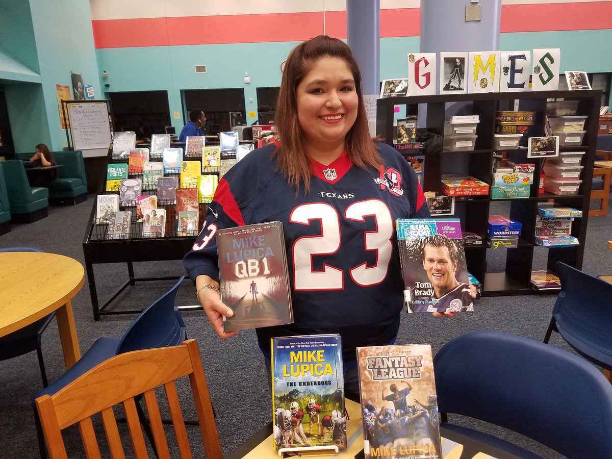 chsLOBOlibrary's tweet image. #lobolibrary representing #HISD #SB51 #readersunite #read #books about #football 🏈 #mikelupica #hisdlibrary
