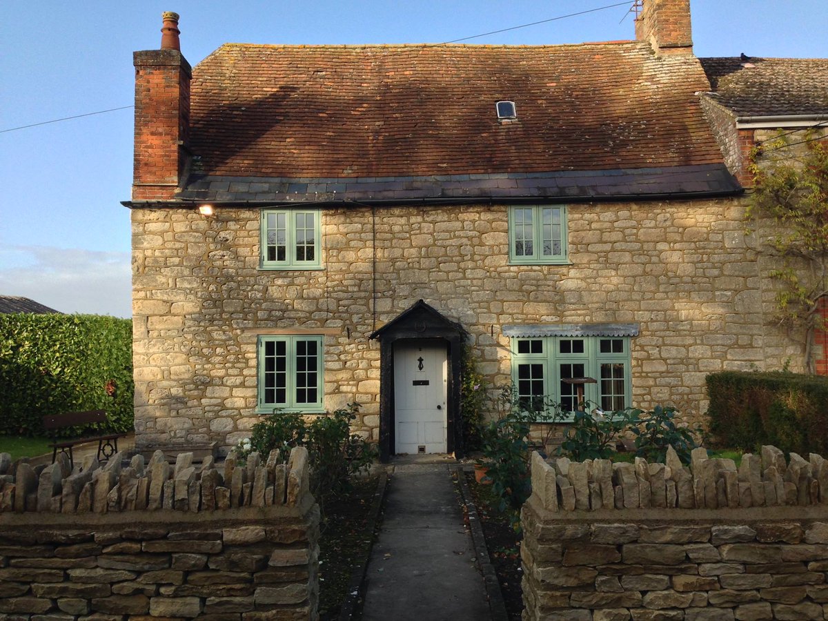 stratusltd's tweet photo. What a transformation! New windows and front door supplied &amp; installed by us#
Call us on 07717 048836 to book a free survey https://t.co/vezqCXPwM1