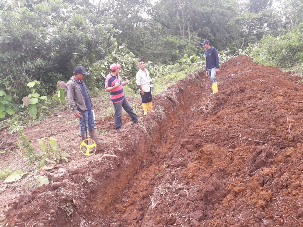 Agricultura_CZ5's tweet photo. #InfoMAGAP |Verificación de avances de obra de instalación de riego parcelario del Proyecto  #JóvenesEmprendedores @COOPROCLEM_CLEM #LosRíos https://t.co/XGxJaOzWwB