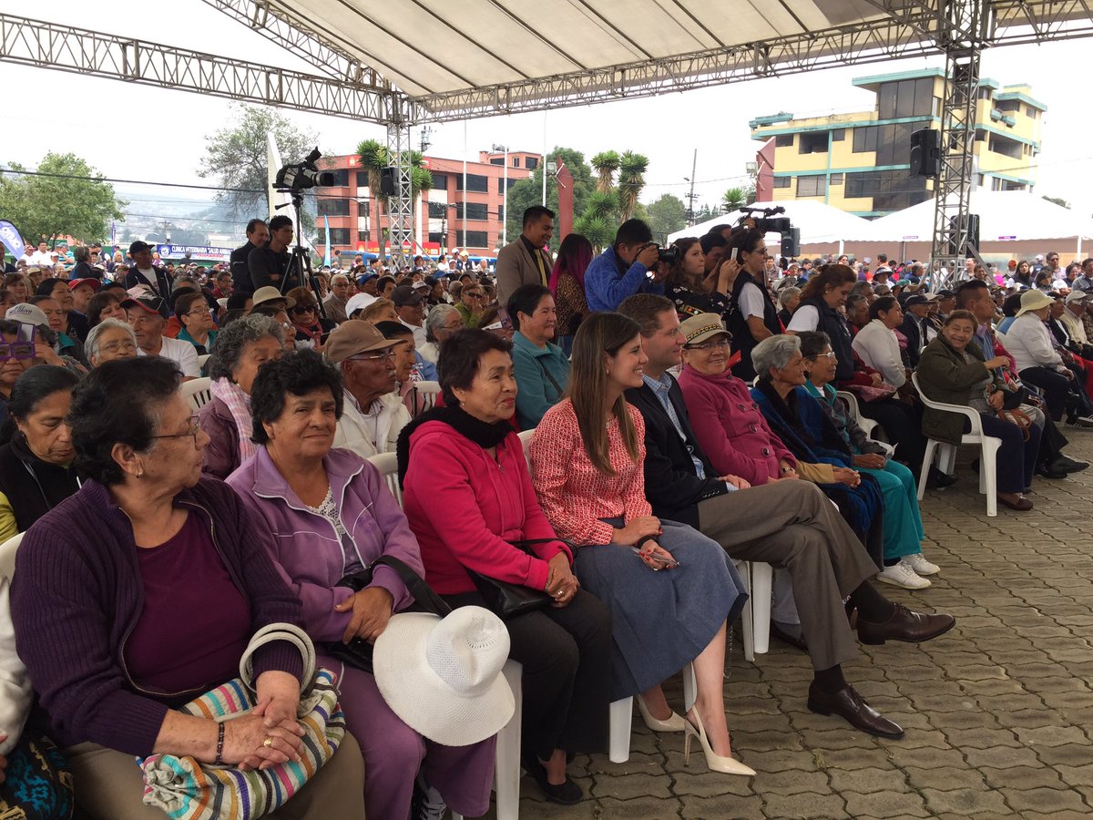 Mafe_Pacheco's tweet photo. Con teatro, risas, baile y más, celebramos que 12 mil adultos mayores volvieron a ver! #12MilVolverAVer https://t.co/qiCPt717JA