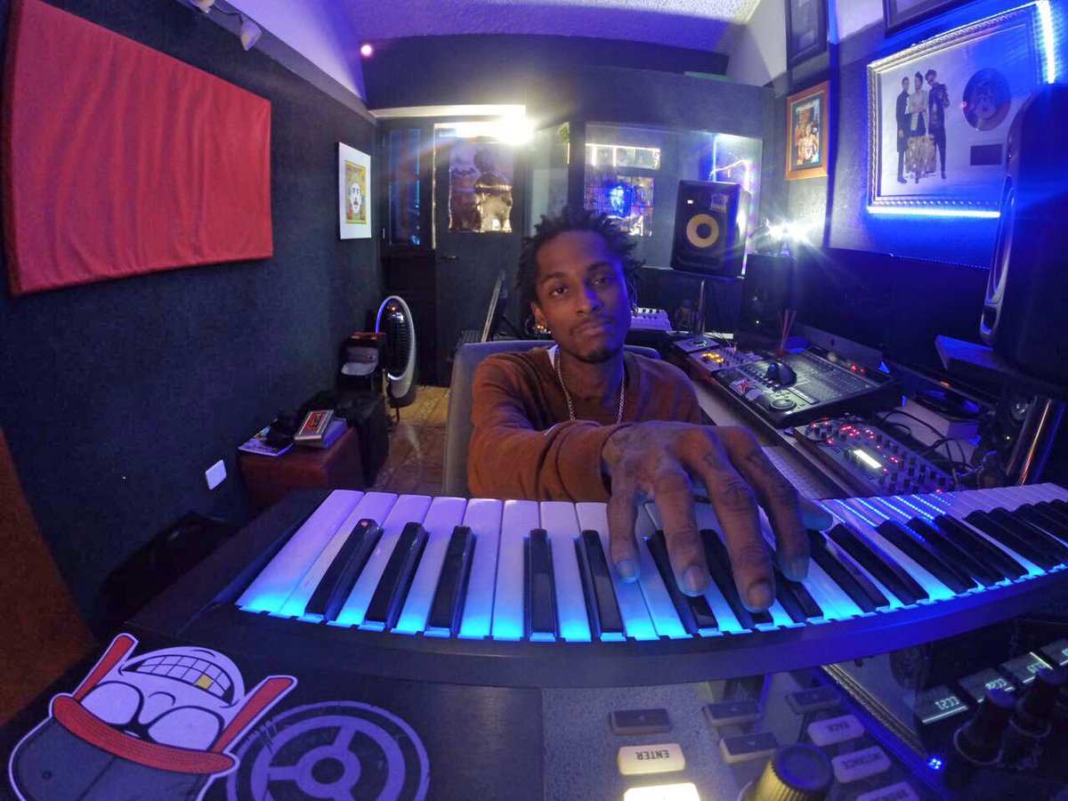 slowmikeCQT's tweet photo. ¡Creando música! 👊🏾
#SlowRecords https://t.co/OTKm8z4KTQ