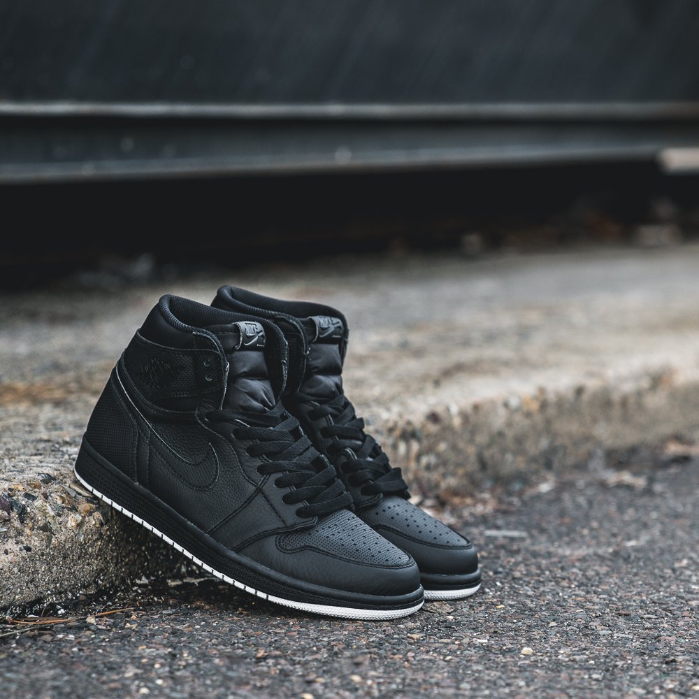 jordan 1 blackout