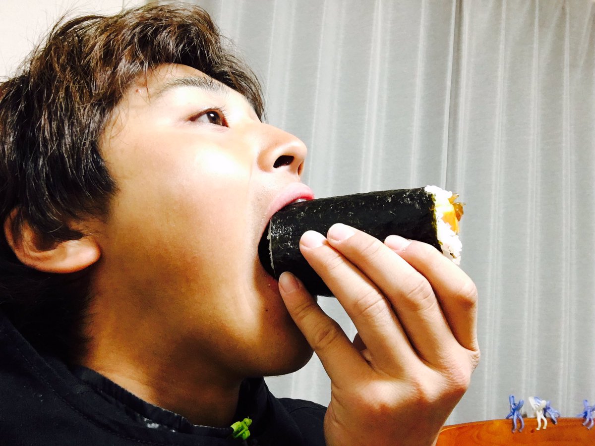 MobileMe1997's tweet photo. バイトのまかないでまさかの恵方巻き！今年は北北西です😎
この写真見てると植松のあの写真思い出してなんか萎える。 https://t.co/ludh46Z76i