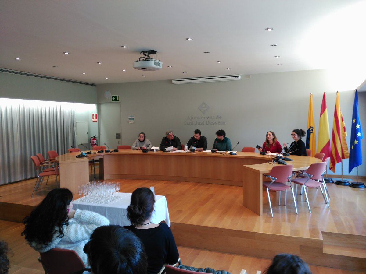 Fent de públic avui a <a href="/lapenyadelmorro/">Penya del Morro</a> de <a href="/radiodesvern/">Ràdio Desvern</a> per acomiadar <a href="/jordidom/">Jordi Domènech</a>. Darrer programa!!! Oh!!! #2000programes #santjust