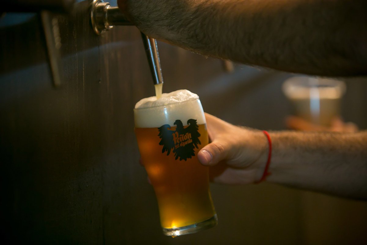 cordobier's tweet photo. Si a una rica hamburguesa le sumamos una buena birra artesanal nos da como resultado un buen momento, veni a disfrutarlo a #CordoBier! ✌️ https://t.co/Hh43n0ZJJM