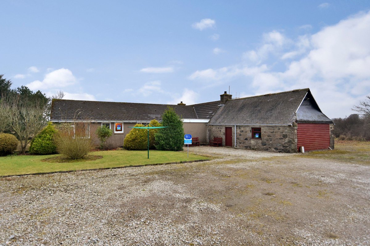 AC_Dyce's tweet photo. NEW #ForSale - Rashieburn in #Fintray O/O £310,000. Spacious 3 bed bungalow. https://t.co/HJSfVwLqtn #property #Aberdeen https://t.co/OlAUhFc3f4