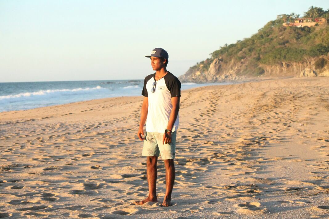 Mirando el paisaje y las olas 🌊🏝🤘🏼😊
@vanssurf 
<a href="/vans_mx/">Vans México</a>