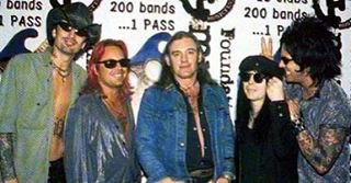 yoshiki69k's tweet photo. Lemmy Kilmister &amp; Mötley Crüe https://t.co/UJzwz4kEhj