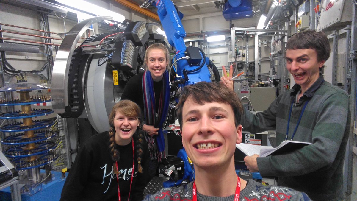 josh_makepeace's tweet image. Sleep-deprived but having fun with @wifdgroup on I11 @DiamondLightSou with the excellent @drclairemurray 😀#powderdiffraction #welovetherobot