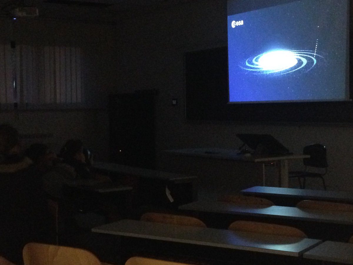 ely_phi's tweet photo. Forza, bambini, vi aspettiamo in Aula B con i "Cartoni Spaziali"! #LunaRM3 https://t.co/a6VlSfZ4X1
