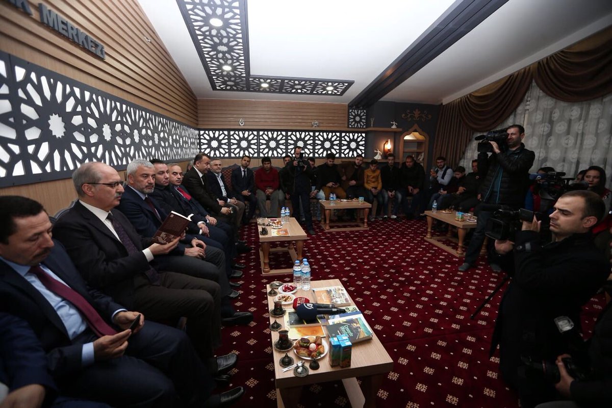 NumanKurtulmus's tweet photo. Ordu Gençlik Merkezi okuma salonunda gençlerle buluştuk. İlk ders Üstad Cemil Meriç'in, baş ucunda tutulacak eşsiz eseri "Bu Ülke" idi. https://t.co/rx9wUDHNJe