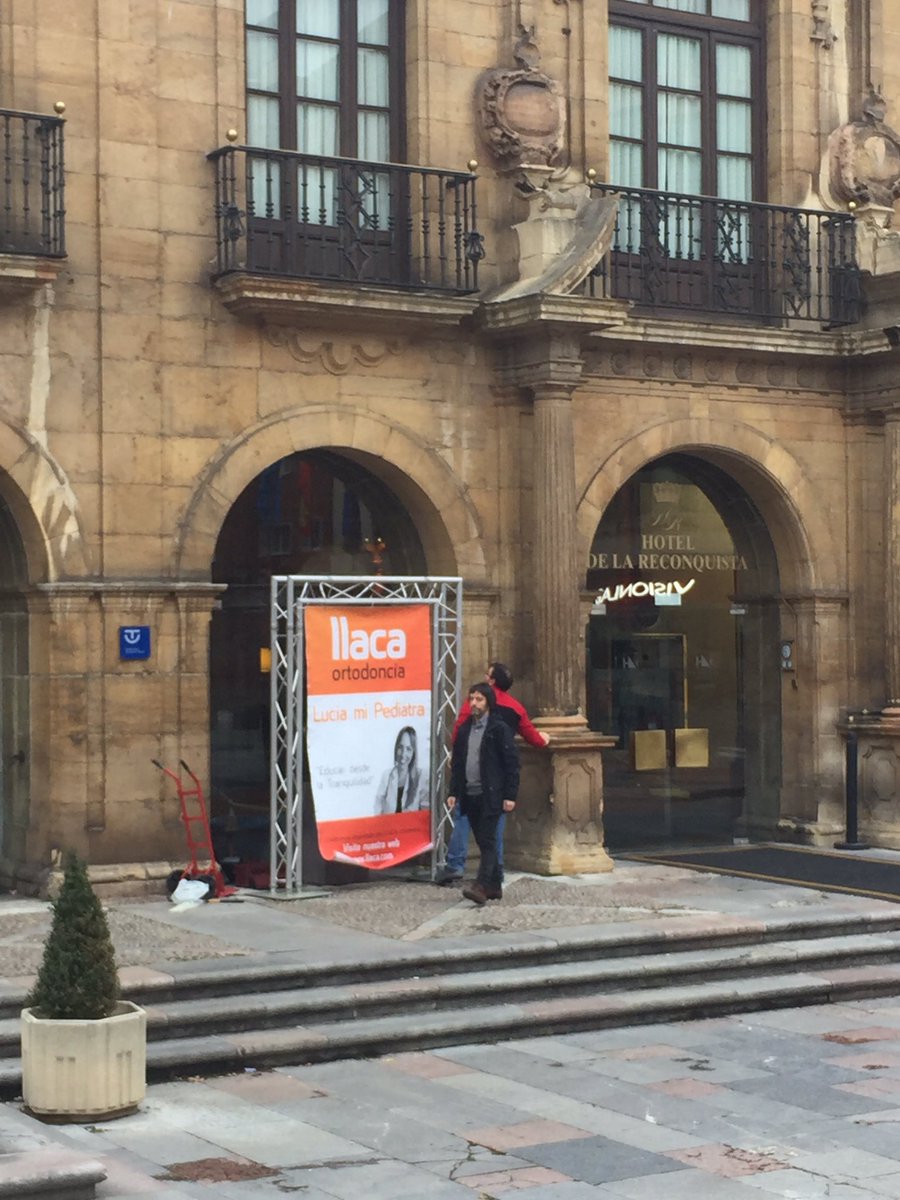 luciapediatra's tweet photo. Todo listo para mañana! Oviedo:500 personas y servidora aquí juntitos, muy juntitos! Gracias a #llaca por hacerlo posible, sois increíbles! https://t.co/rxi9BSzR8D