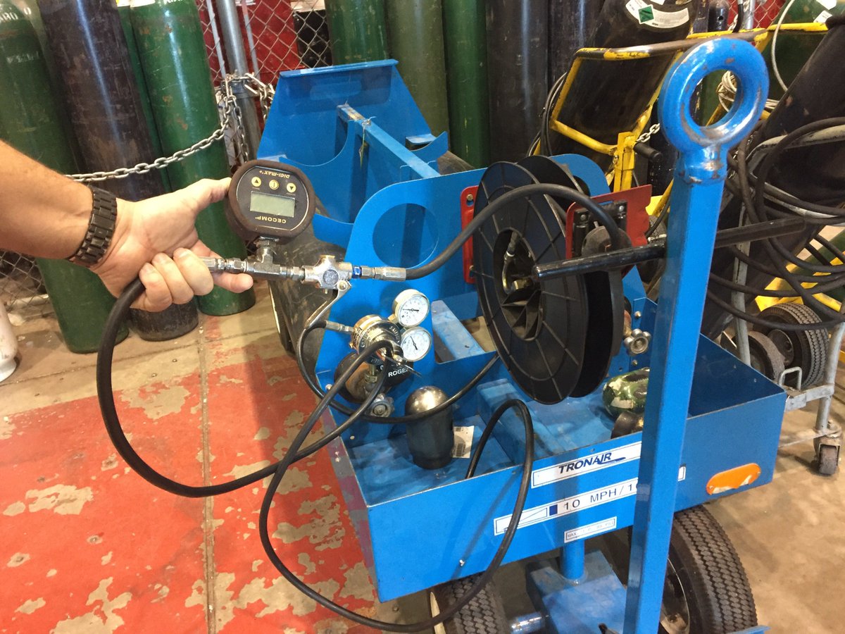 ApiCecomp's tweet image. Top port gauge, anyone? Love seeing our gear on the tarmac! #airlines #underpressure #fieldtechs