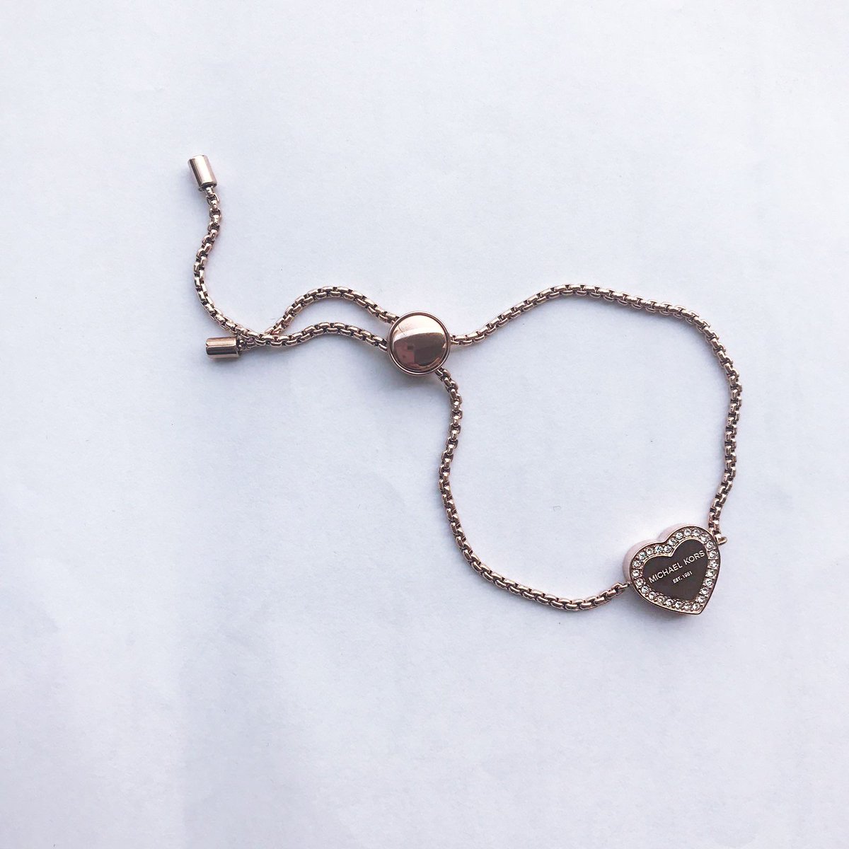 On the hunt for the perfect Valentine's gift? This <a href="/michaelkors/">Michael Kors</a> Heritage bracelet is the perfect choice 😍