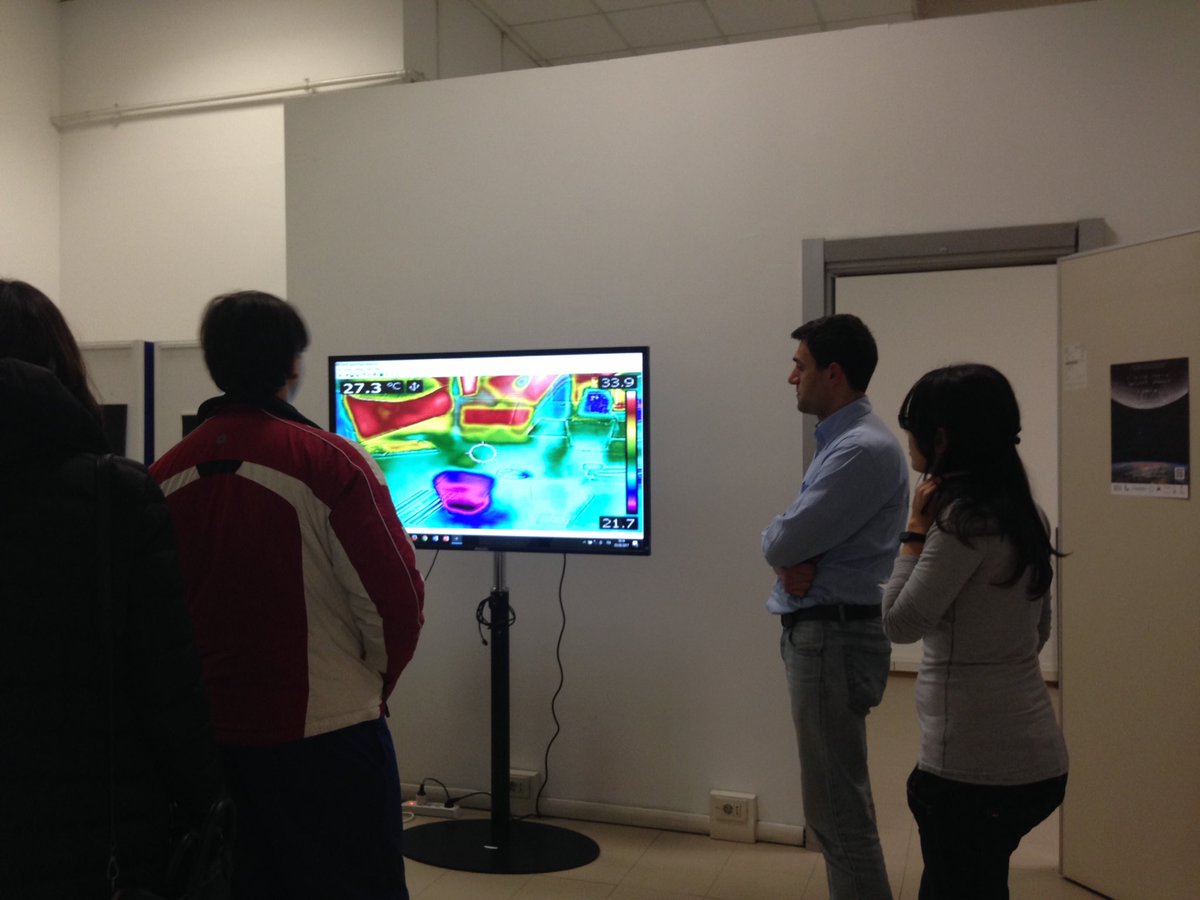 ely_phi's tweet photo. Grande divertimento con la termocamera in Aula 109! #LunaRM3 https://t.co/hqx7PMgI6A