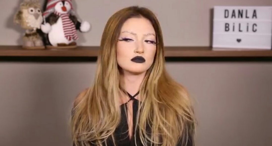 Mağazadaki aşırı güzel kızın elindekilerini süzerken ben <a href="/danlabilic/">.</a>