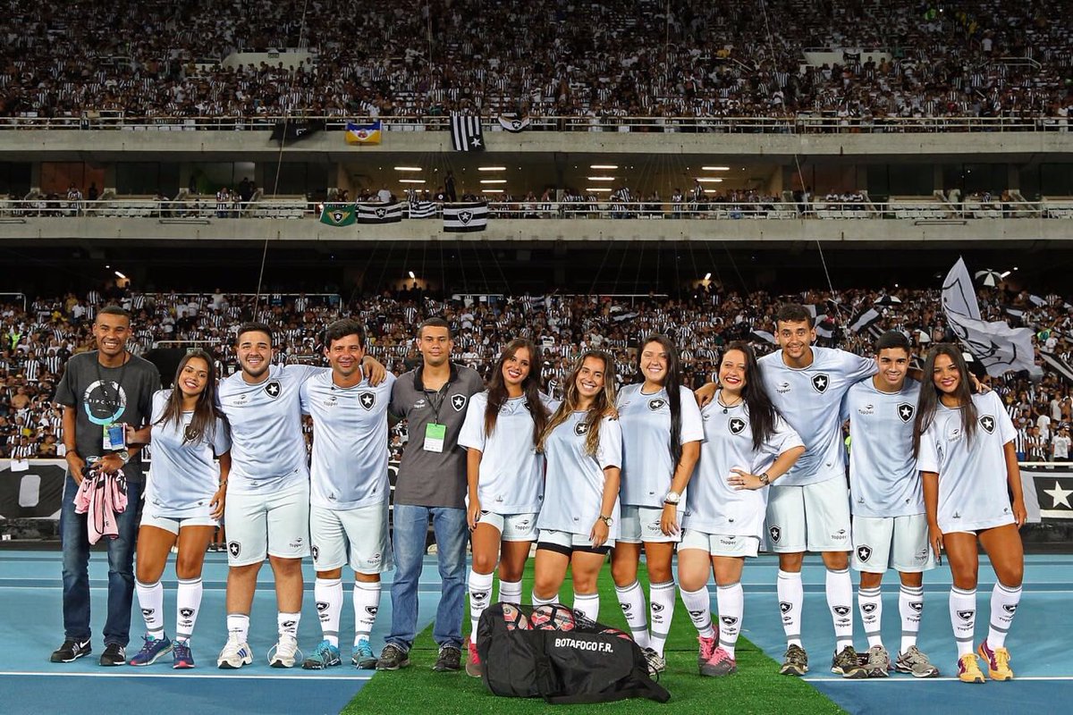 thaybotafogo21's tweet photo. Família alvinegra! ⚪️⭐️⚫️💕 #Gandulas https://t.co/LtiM6DImUo