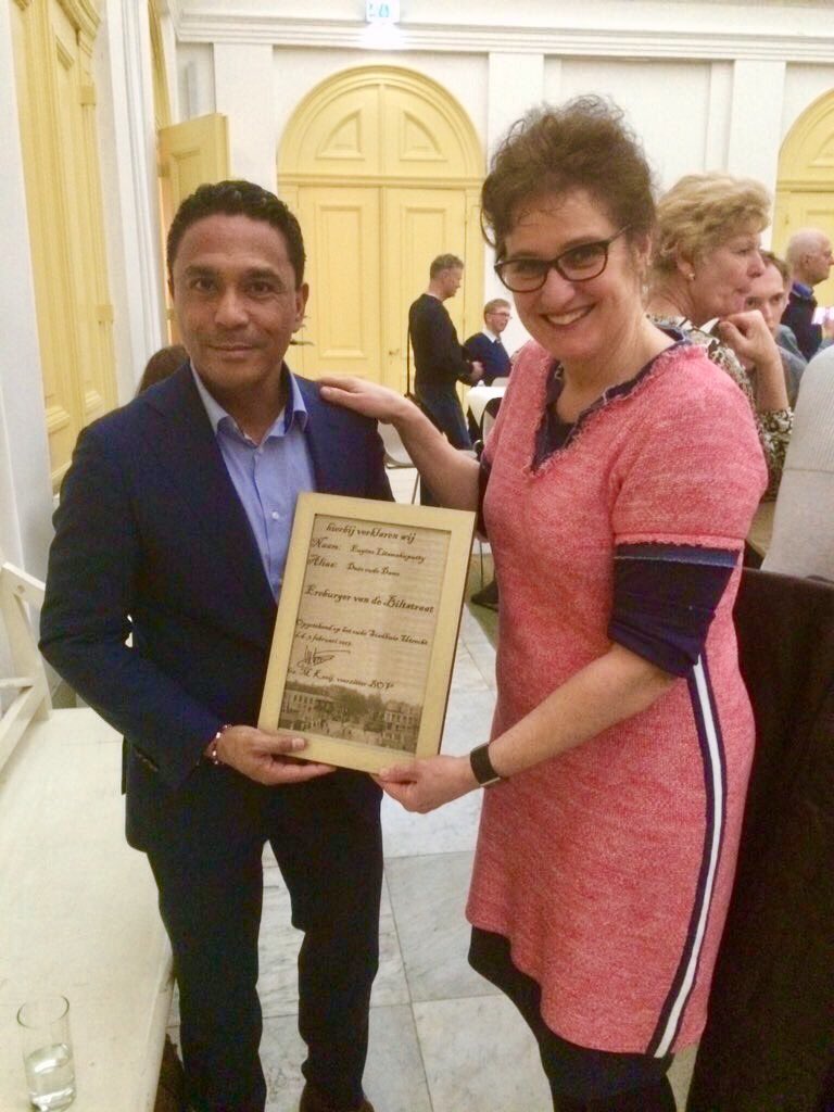 😊Te veel eer; uitgeroepen tot "ereburger" van de gezelligste en mooiste straat van <a href="/Utrecht/">Joost</a>, omdat ik 5 jaar lang als <a href="/Biltstraat/">Biltstraat</a> twitterde.