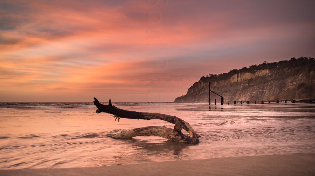 Siennaeva11's tweet photo. Shanklin Sunrise #OMGB #Iow #IsleofWight #sunrise #storm #beautiful https://t.co/zK3IJwQyRj