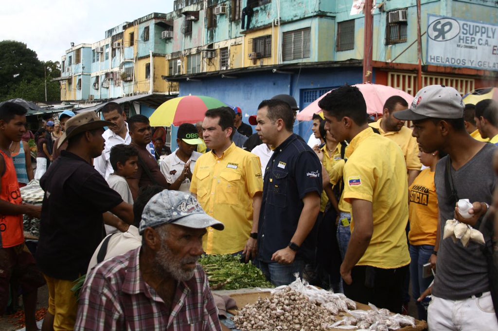 JoseAMendozaPJ's tweet image. Mientras 3 millones de venezolanos comen de la basura y 5 millones se acuestan sin comer, Maduro cada día está más gordo #EleccionesYA