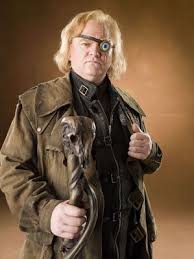 ¡Hola! Soy Alastor Moody, también conocido como "Ojoloco Moody". 
Mi lema es "Vigilancia Constante".