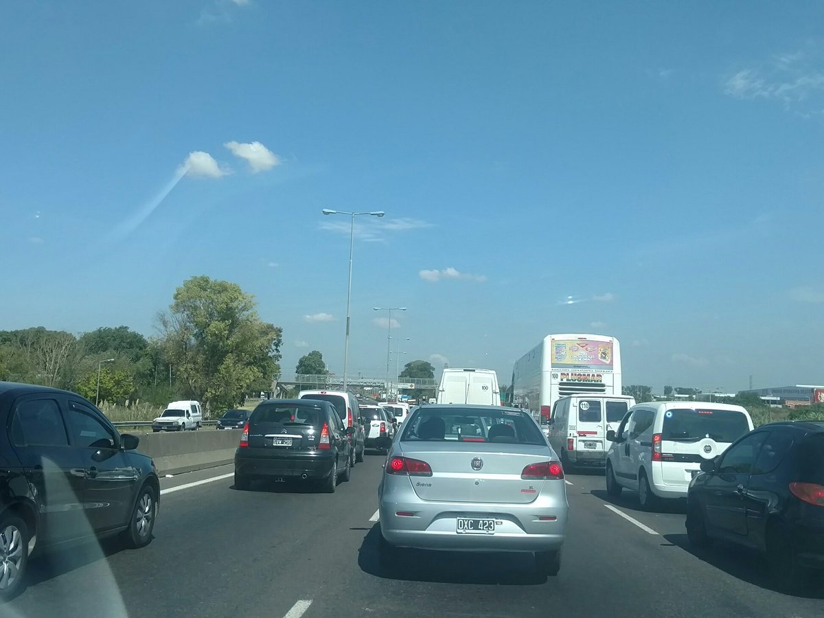 AlertasTransito's tweet photo. Ahora desde av. roca a #puentedelanoria #transito detenido mano a https://t.co/9dqr5hajaY —fabymedina2 https://t.co/14fj0wbdtt;