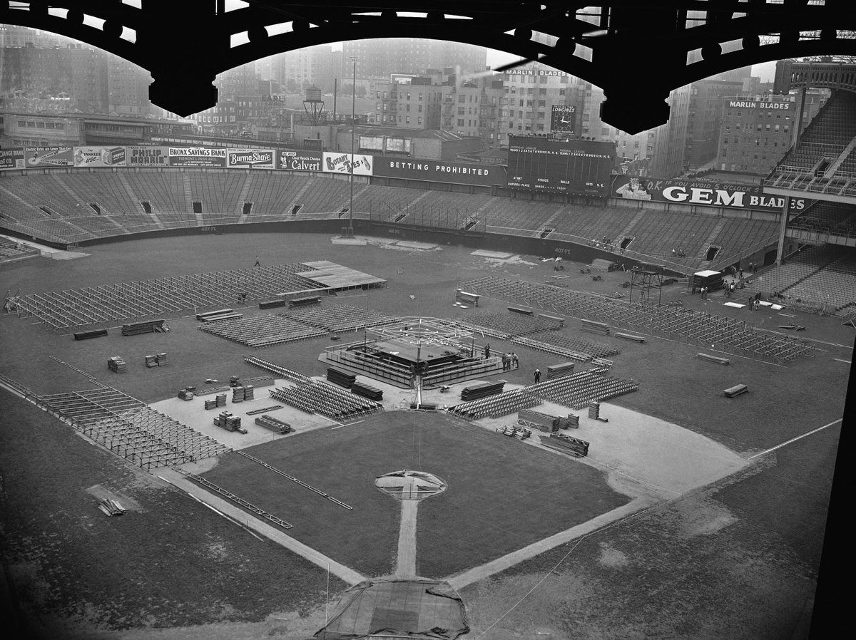Cut4's tweet image. Before and after: @Yankees' Yankee Stadium in 1946, set up for a boxing match.