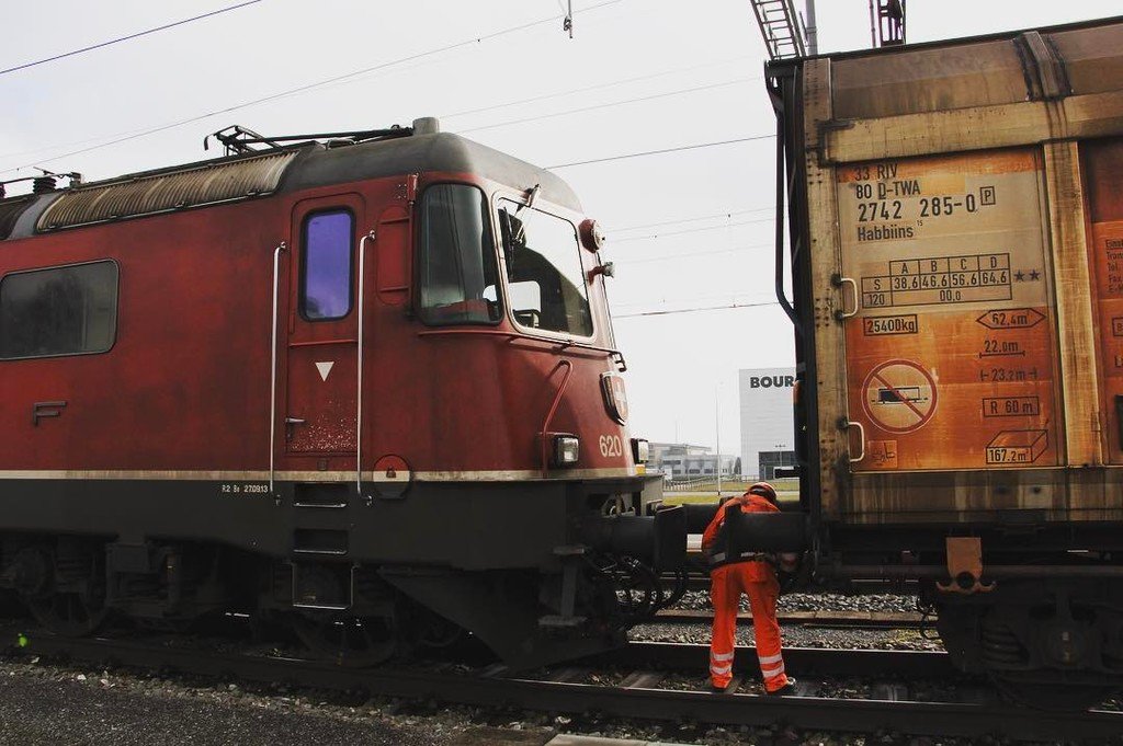 SBBCargo's tweet photo. Kuppeln
#sbbcargo #logistics #lok #lokomotive #train #re620 #cargo #rangieren https://t.co/1AzCsCHX30 https://t.co/BCzZohc3Nt