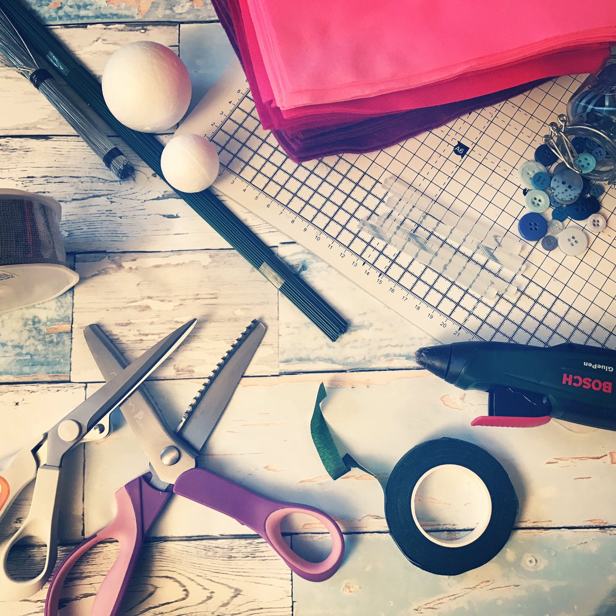 stuffnfings's tweet photo. RT @CraftBuzz @CraftBlogUK @Craft_Hour https://t.co/SeGKec4HV6 tools for #feltflower making. Blog post coming soon #craftbuzz #stuffnfings https://t.co/d6UpRJEWC7