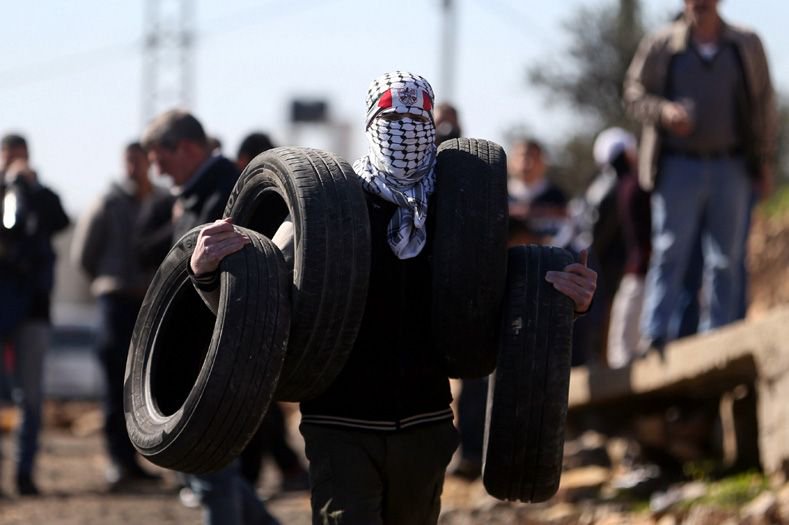 telesurenglish's tweet photo. The Palestinian people won't silently accept Netanyahu's reinvigorated colonial offensive. #freepalestine https://t.co/TK4zLG7PlO https://t.co/zMOtYyKcT4