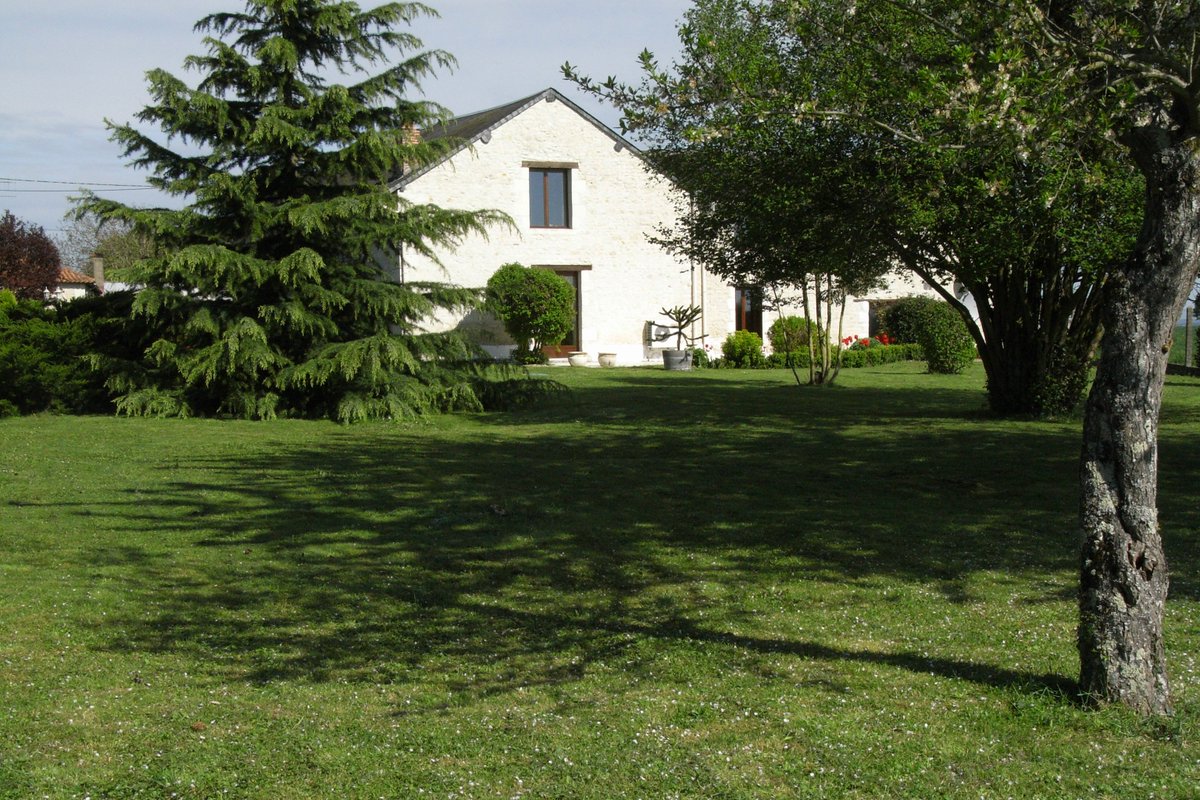 JulieAnnePerry3's tweet photo. A dramatically reduced 3 bed stone hse on the edge of the Loire in a hamlet with great views://www.jp-e-books.com/for-sale-french-property/ https://t.co/sqcRjqbi8J