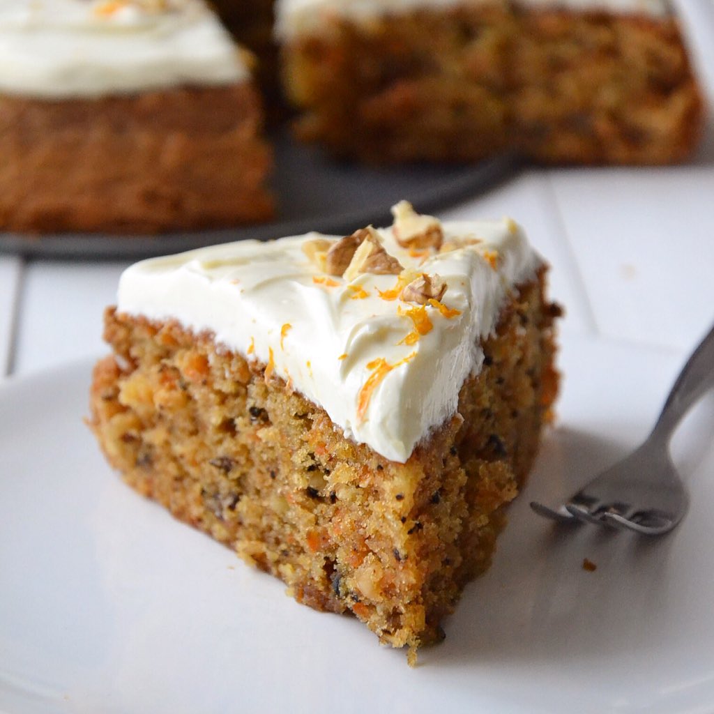 Aujourd'hui c'est le National Carrot Cake Day ! Ça tombe à pic ! Je boulotte ma dernière part, recette #ottolenghi #NationalcarrotcakeDay