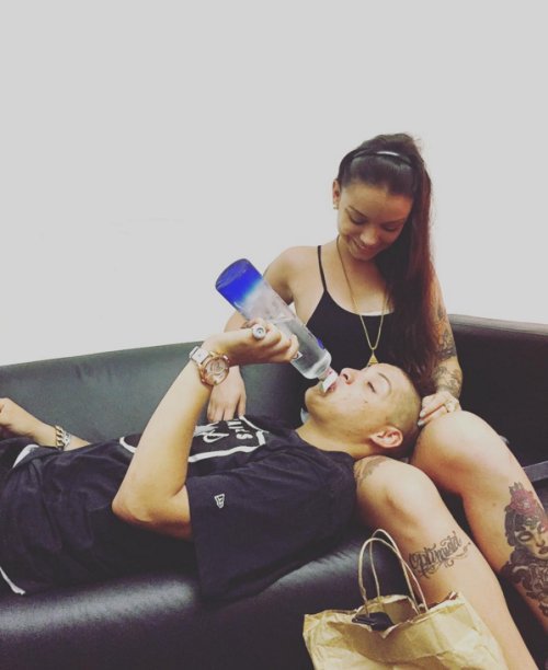 souorapi's tweet image. namorada do predella tentando achar os piolhos