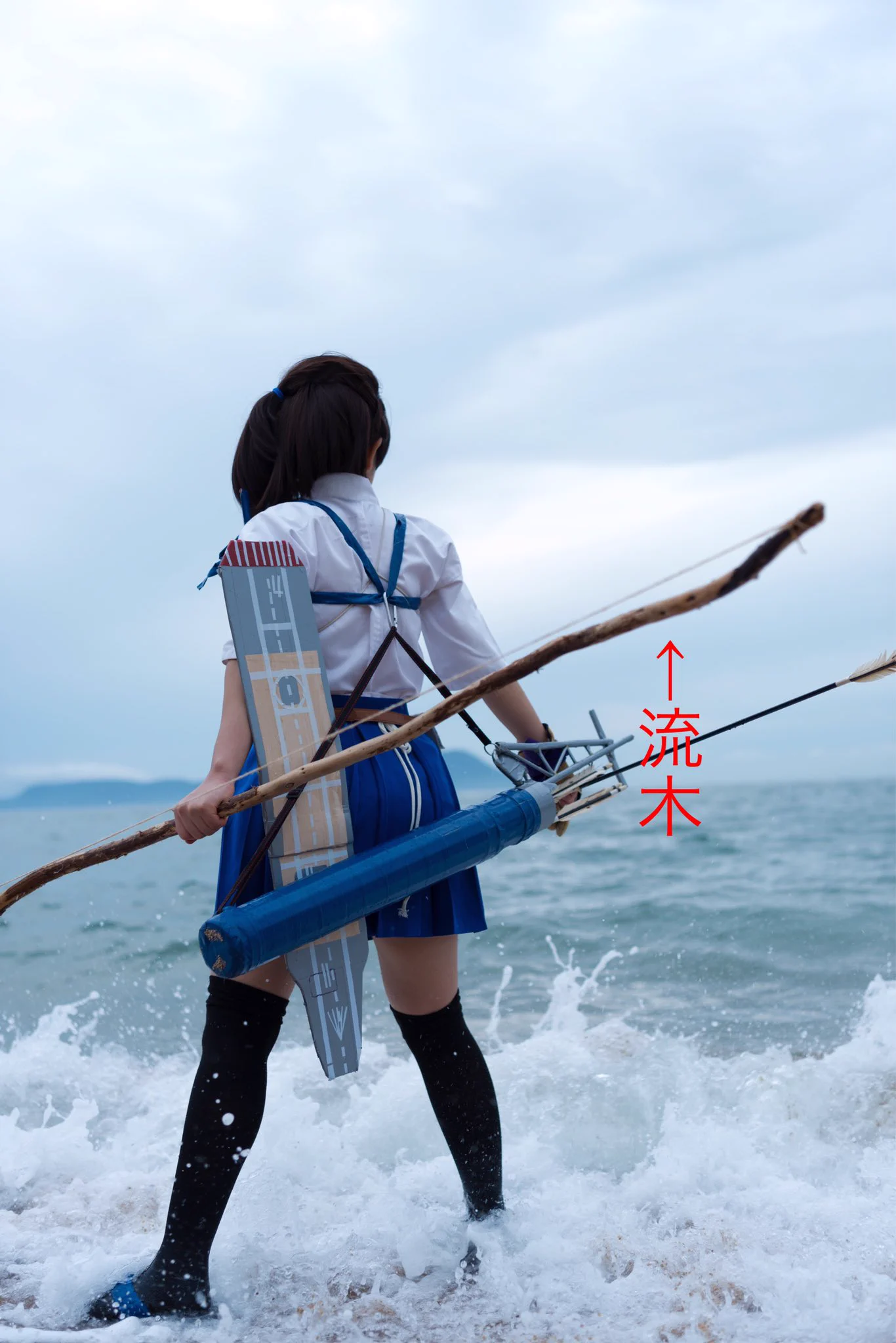 コスプレイヤーの対応力ｗｗｗ弓を忘れて流木でなんとかするｗｗｗ