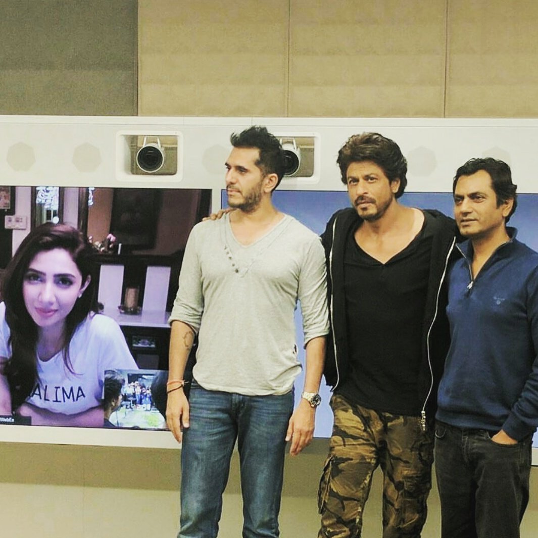 ManishKumarFilm's tweet photo. More HQ pics: #ShahRukhKhan @iamsrk with @ritesh_sid @Nawazuddin_S and #mahirakhan (video chat) during #RaeesSuccess PressConf #Raees https://t.co/ofUYPBUua2
