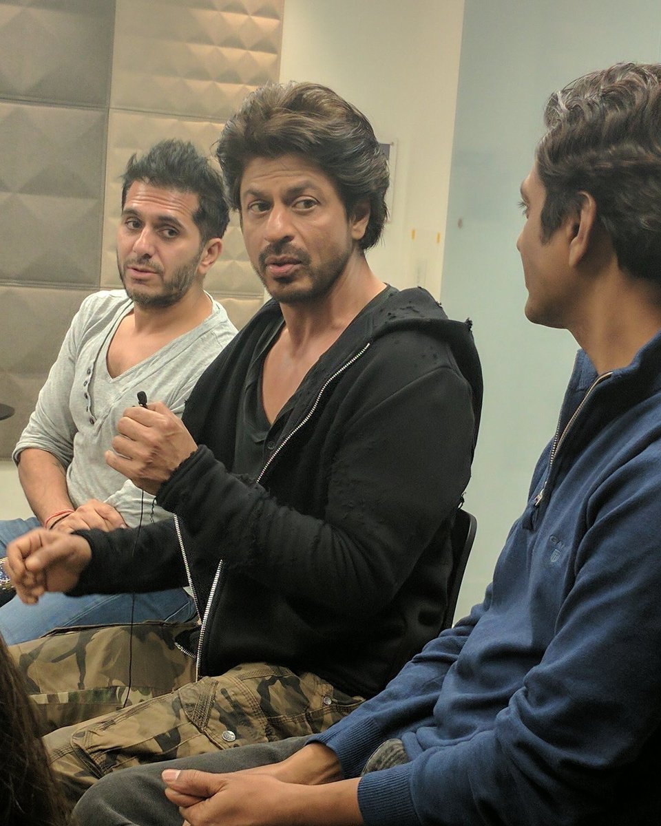 ManishKumarFilm's tweet photo. HQ pics: #ShahRukhKhan @iamsrk with @ritesh_sid @Nawazuddin_S and #mahirakhan (video chat) during #RaeesSuccess PressConf
#ManishKumarFilms https://t.co/LN01u8WE70