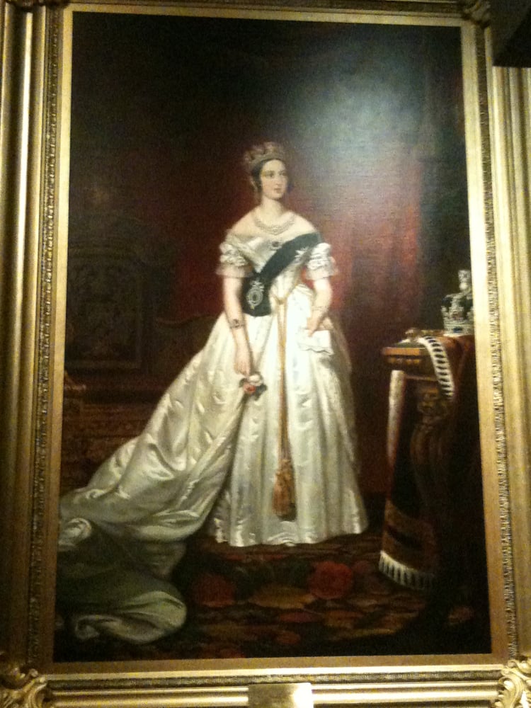 cuparlpress's tweet image. The painting of Queen Victoria which is outside of the Senate Chamber survived on this day the fire of 1916 + 3 previous other fires. #CMP17