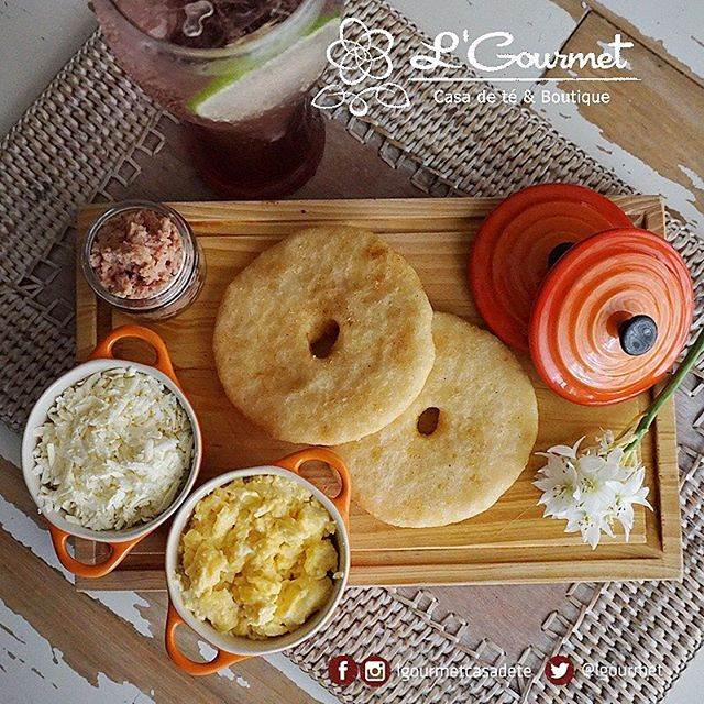 LGourmet's tweet photo. ¿Ya probaste el desayuno #DeLosChamos? Estas arepas fritas con huequito son un viaje directo a la felicidad. https://t.co/CgSmwGfQFQ