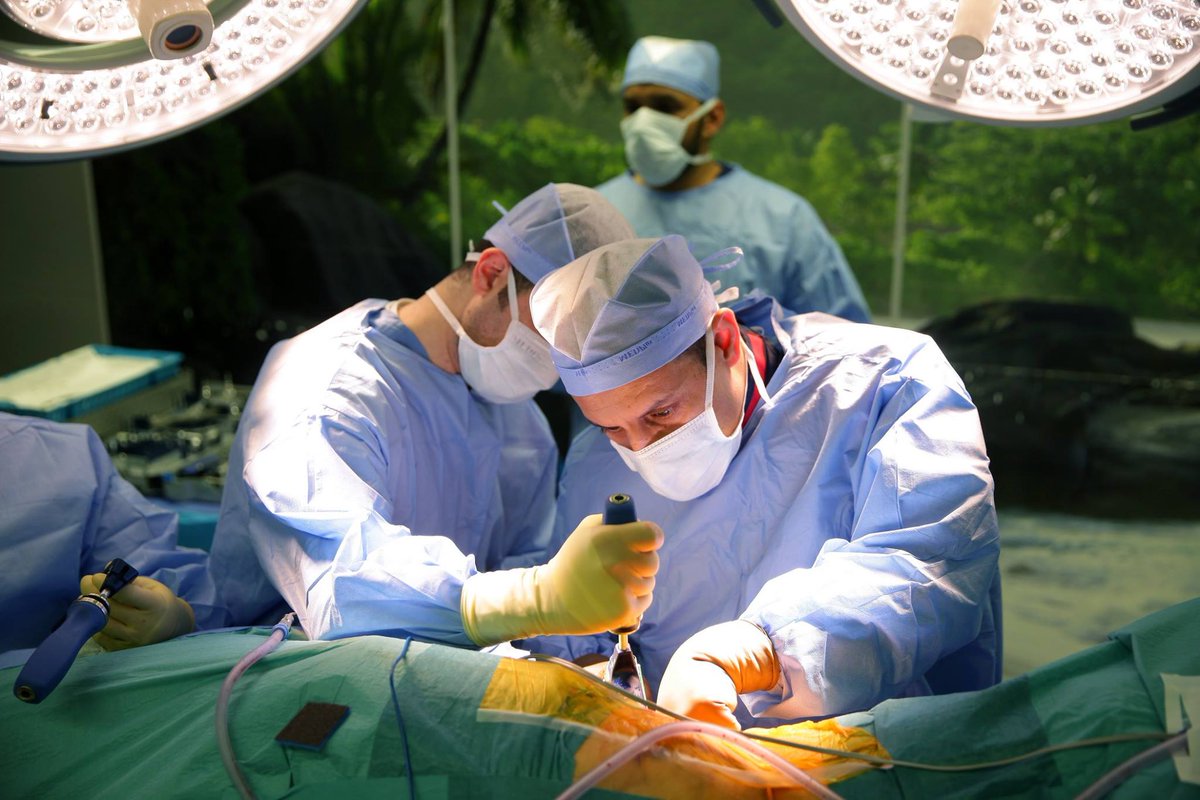 أثناء اجراء احدى العمليات الجراحية